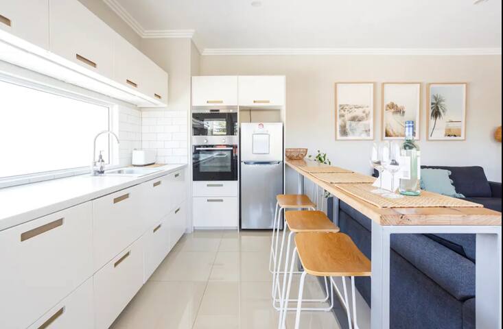 Amazing Group Stay! 2 Kitchens, 6 b/r,4 bathrooms! gallery image 5