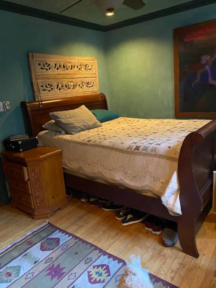 Ეს არის ოთხსაძინებლიანი საძინებლიდან ყველაზე პატარა და მასში არის საწოლი დიდი ზომის.