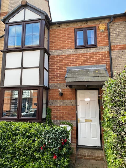 Townhouse for 5, near The Oracle, fast WIFI, patio