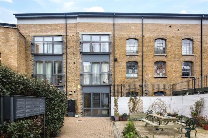 Funky 1bd Warehouse Flat; Great Vibes & Transport - Bromley
