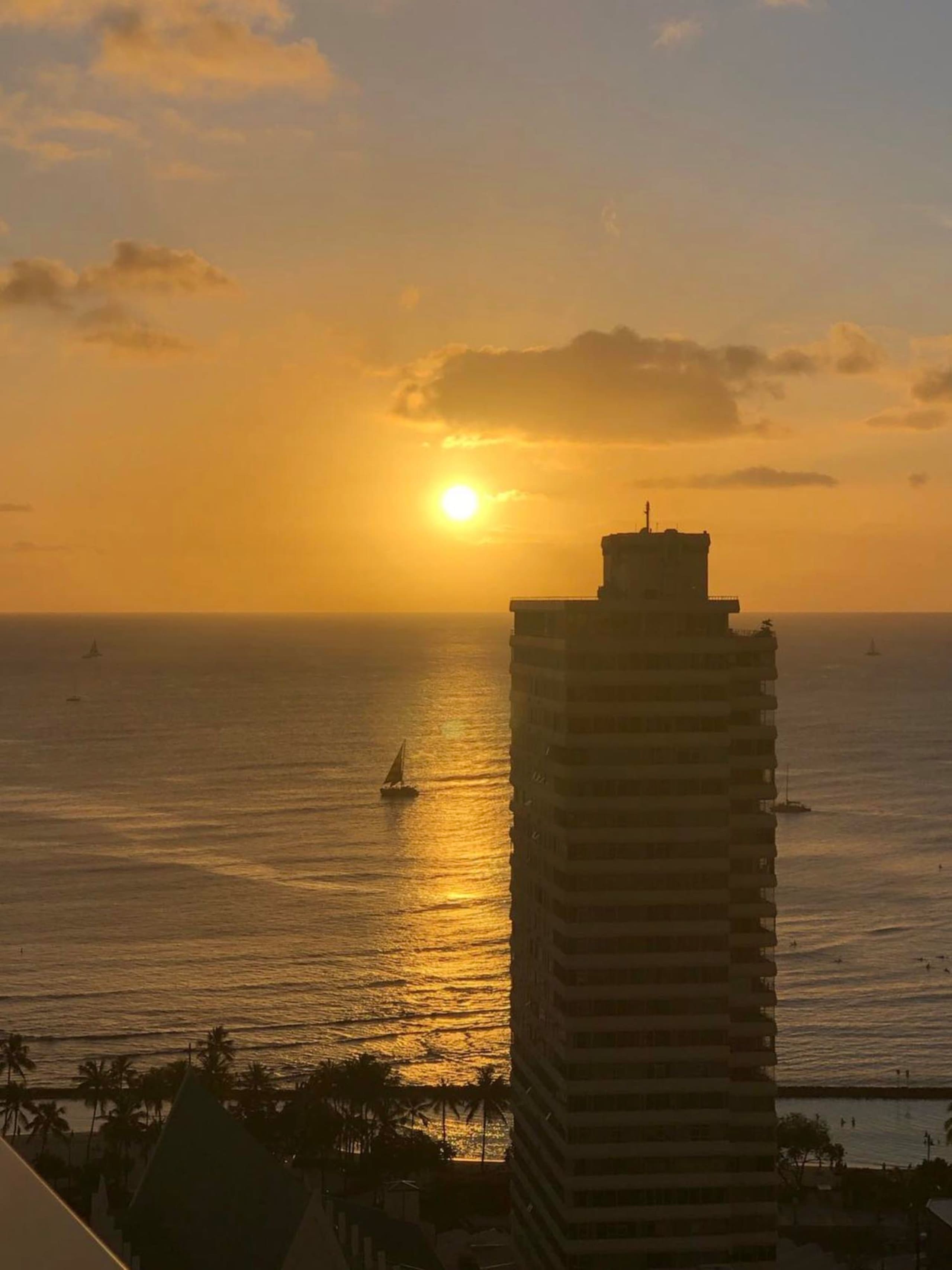 Hokusai Suite/Free Parking/WIFI/1 block to beach - Image 61