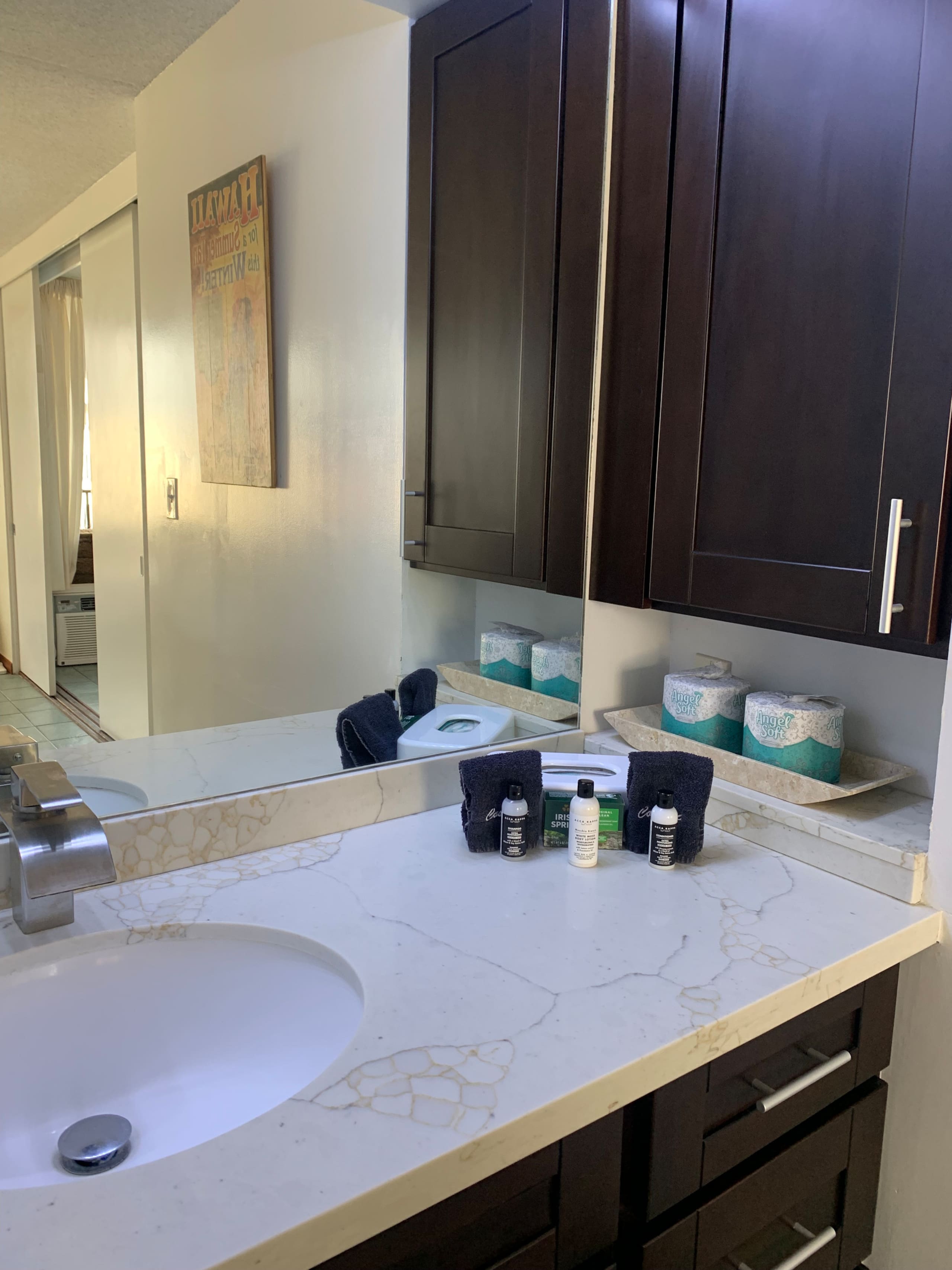 Hokusai Suite/Free Parking/WIFI/1 block to beach - Image 22