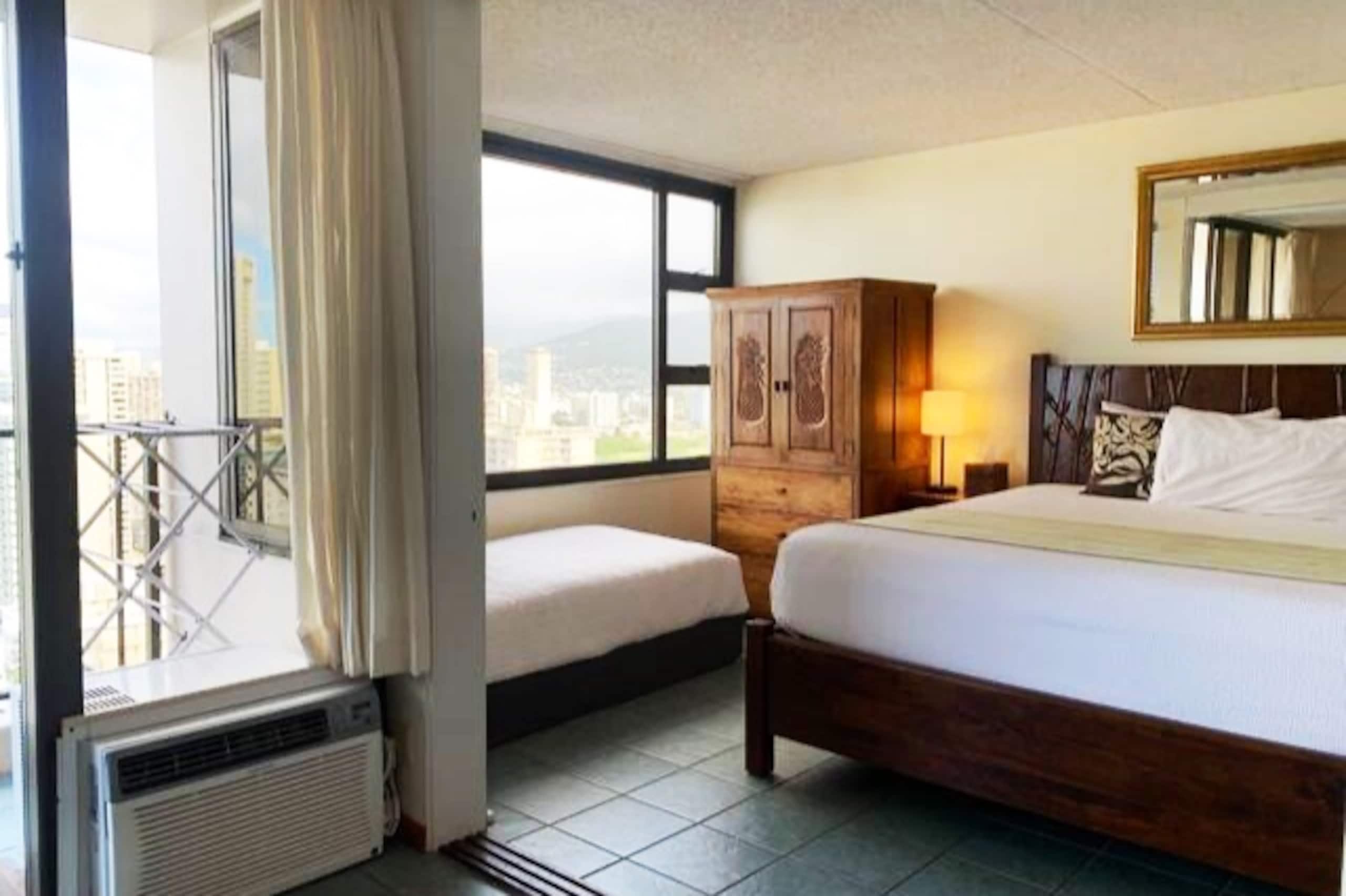 Hokusai Suite/Free Parking/WIFI/1 block to beach - Image 16