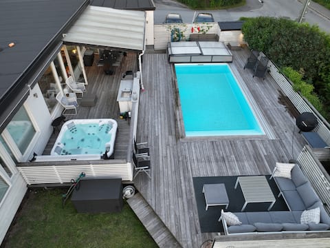 Villa w. jacuzzi and swimming pool.