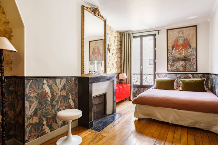 تم تجهيز الغرفة الرئيسية بسرير متوسط الحجم مع مرتبة عالية الكثافة للنوم المريح والفراش المضاد للحساسية.
ستسمح لك الخزانة بتنظيم قطعة القماش الخاصة بك مع الحفاظ على غرفتك مرتبة وممتعة. 
سرير الأطفال متوفر عند الطلب.