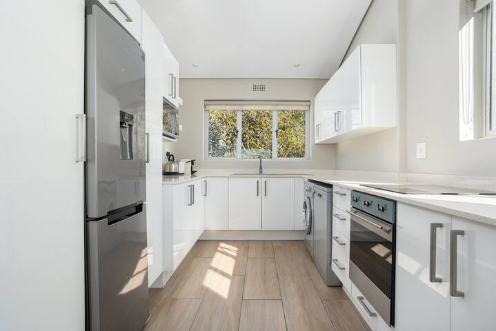 Vertigo Views in Vibey Central Green Point gallery image 3