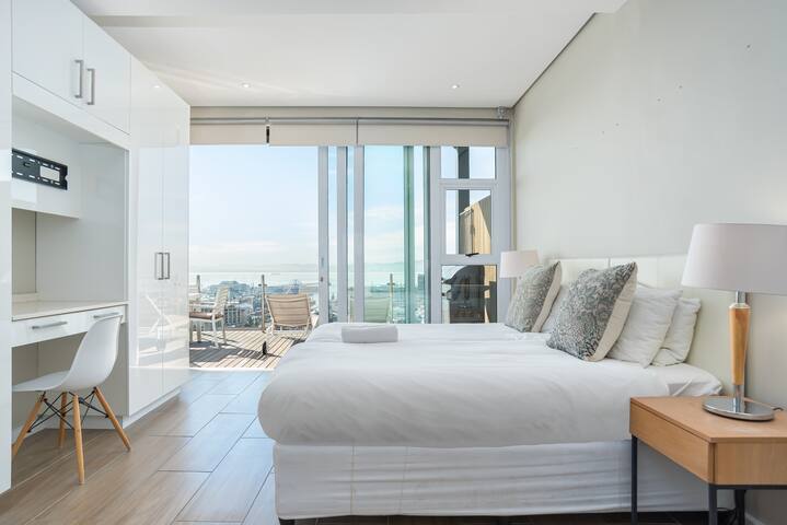 Vertigo Views in Vibey Central Green Point gallery image 4