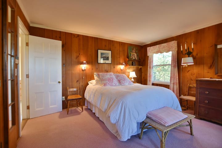 Მეორე მთავარი საძინებლის კიდევ ერთი ხედი დამხმარე სააბაზანოთი.