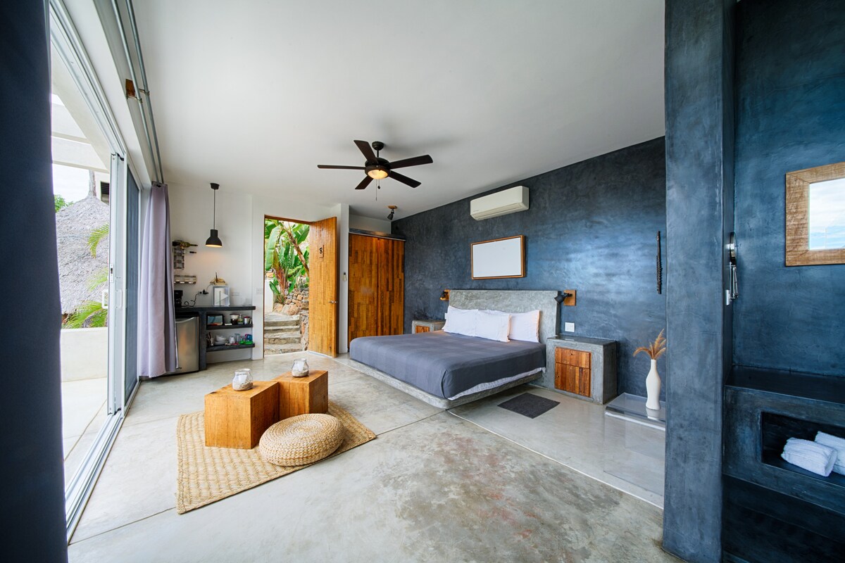 Zona de aperitivos junto a la puerta principal:  mininevera, cafetera, hervidor, tostadora