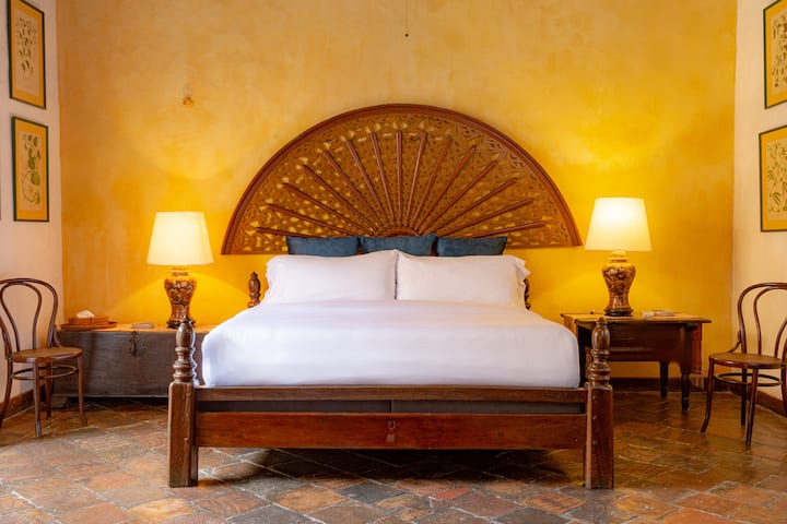 The “Los Jefes” master bedroom, situated on the second floor, includes a plush king-size bed, air conditioning, and sound-proof doors and windows.