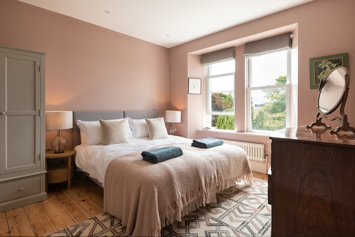 Valley bedroom with superkingsize double or two singles.