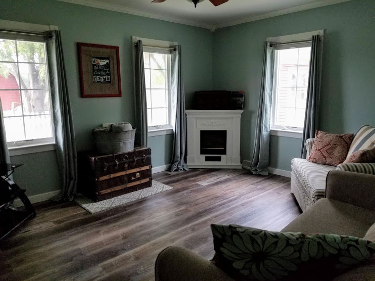 ห้องนั่งเล่นพร้อมโซฟาปรับนอน 2 หลัง (เตียงคู่และขนาดเต็มรูปแบบ) ผ้าห่มนุ่มๆมากมายและเตาผิง