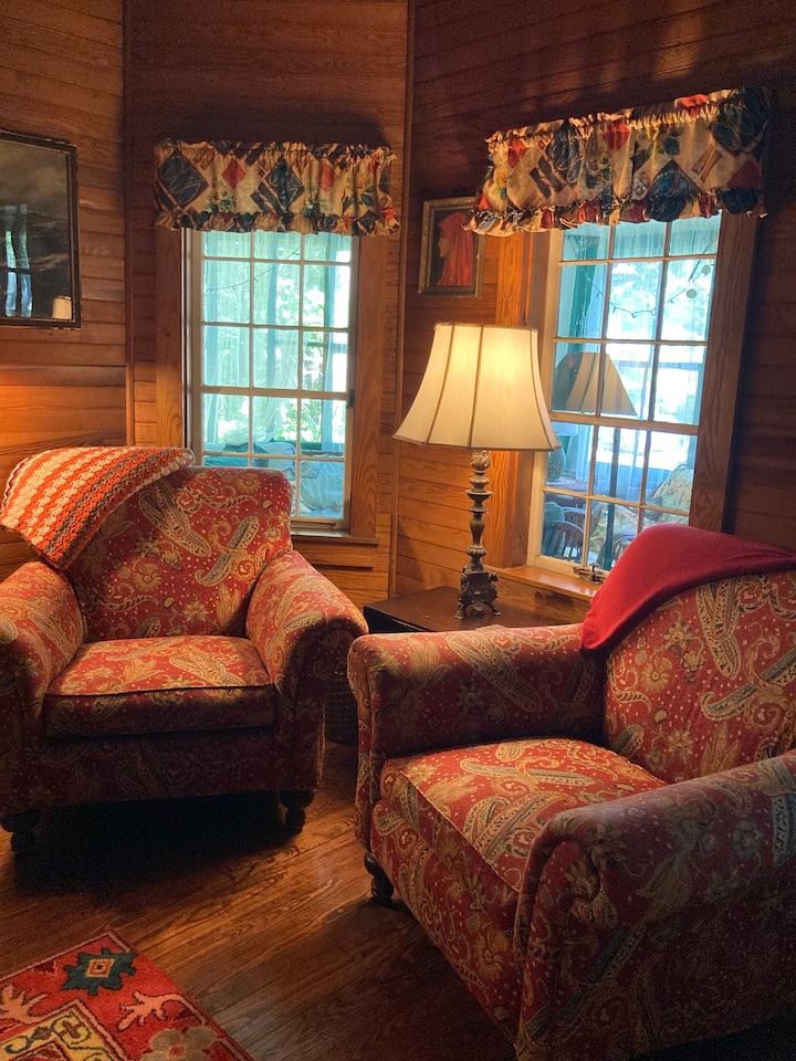 Një vend komod për një ose për të ndarë një libër ose bisedë