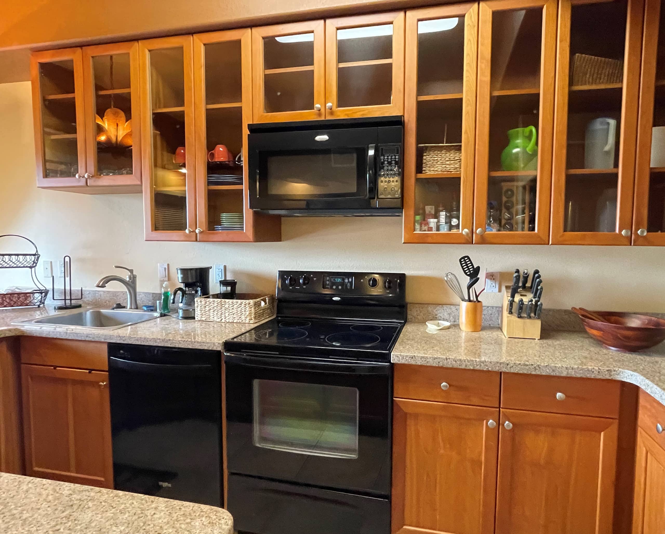 Condo in Kailua-Kona · ★4.82 · 2 bedrooms · 4 beds · 2 baths - Image 4