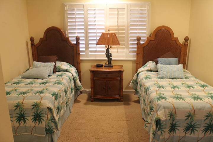 ห้องนอนที่ 2 พร้อมพัดลมเหนือศีรษะและเตียงคู่ที่สามารถใช้เป็นเตียงคิงไซส์