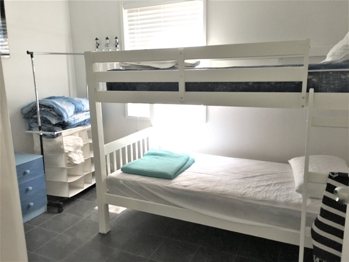 ห้องนอน 3 ชั้นล่างพร้อมเตียง 2 ชั้น 2 หลัง