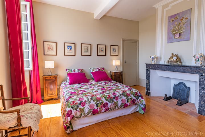 Розовата стая е на 1 - ви етаж в селската къща. Разполага с легло от 160 см
Всяка от 4 - те двойни спални има самостоятелни бани