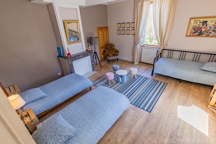 Общежитието е на 1 - ви етаж на къщата, откъм селото. 
Разполага с 4 легла на 80 см.
Може да се използва самостоятелно или като основен апартамент с розова спалня. Основният апартамент е 60 м2.