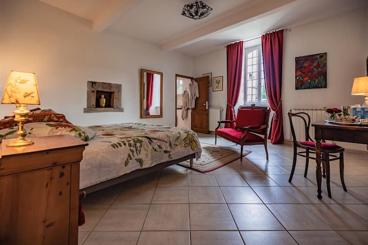 Червената стая е на приземния етаж, разполага с 2 легла: 2*90 см или 1*180 см
Всяка от 4 - те двойни спални има самостоятелни бани