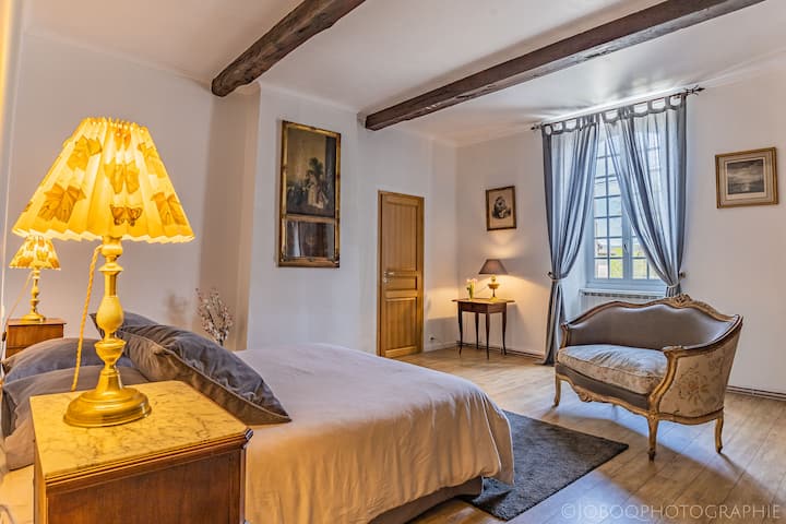 Стаята с перлите е на 1 - ви етаж на къщата и разполага с легло от 160 см.
Всяка от 4 - те двойни спални има самостоятелни бани