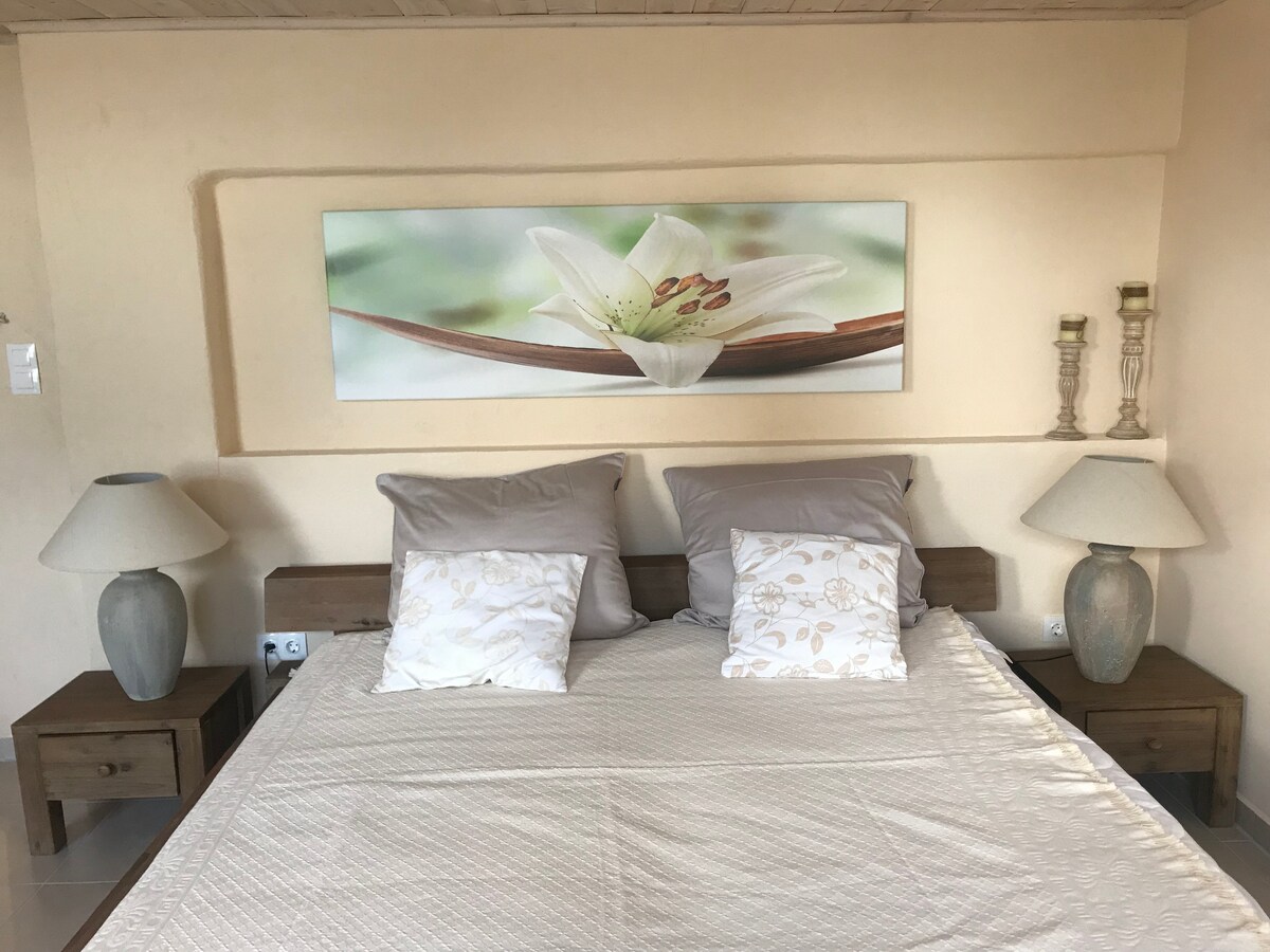 Prostorija za ovce 3  u stanu: 

1 veliki bračni krevet i 1 jednostruki krevet, kupaonica i kuhinja. 