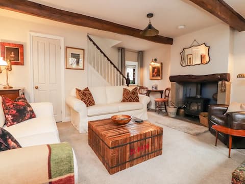 Popular Airbnb listing: Two ensuite double bedroom 17th century cottage in Pendle