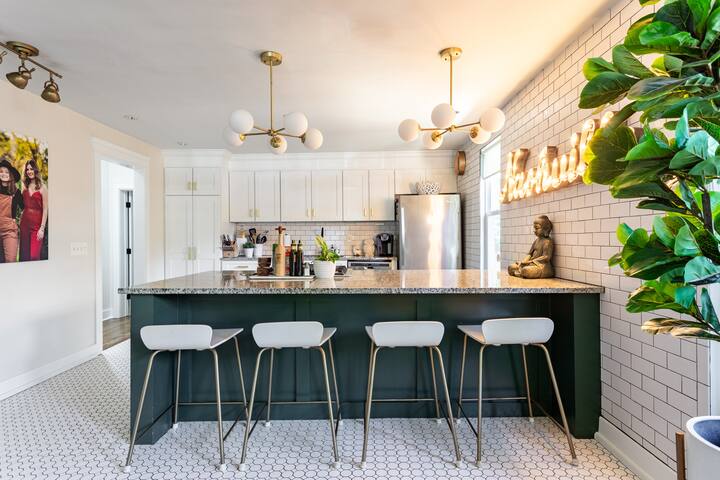 LOCATION-Hot Tub-Clean WALK TO BARS in❤️of EastNash gallery image 2