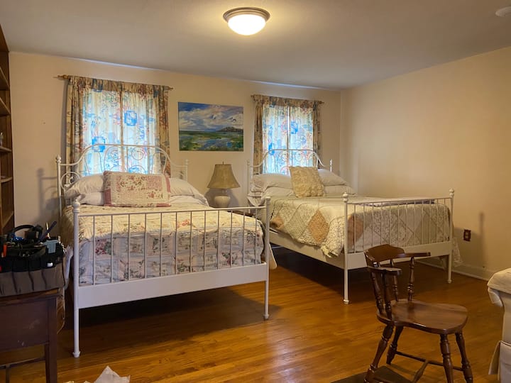 Hay una escalera secreta hacia la  biblioteca.  Que tienes que encontrarlo.  Allí encontrarás  2 camas de tamaño completo, un sofá, una mesa y sillas.  Comparte un baño con el dormitorio de latón.