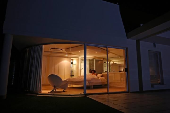 Lion’s View/5 bedr/pool/ by beach/battery power gallery image 3