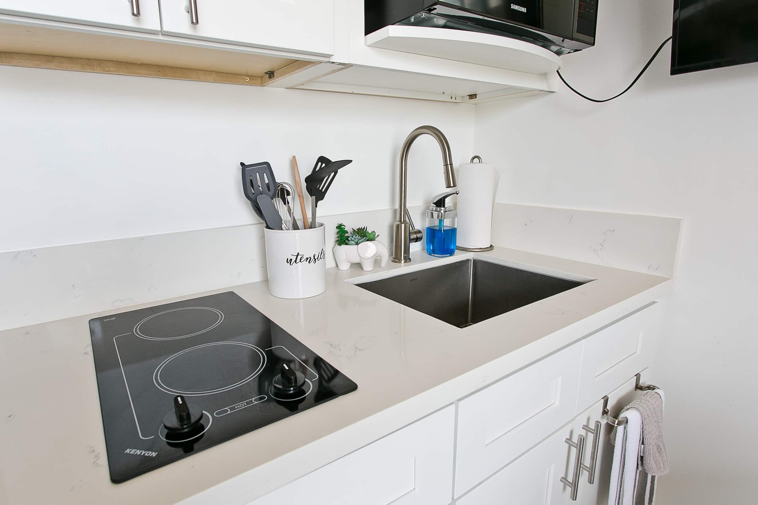 Condo in Honolulu · ★4.6 · 1 bedroom · 1 bed · 1 private bath - Image 3