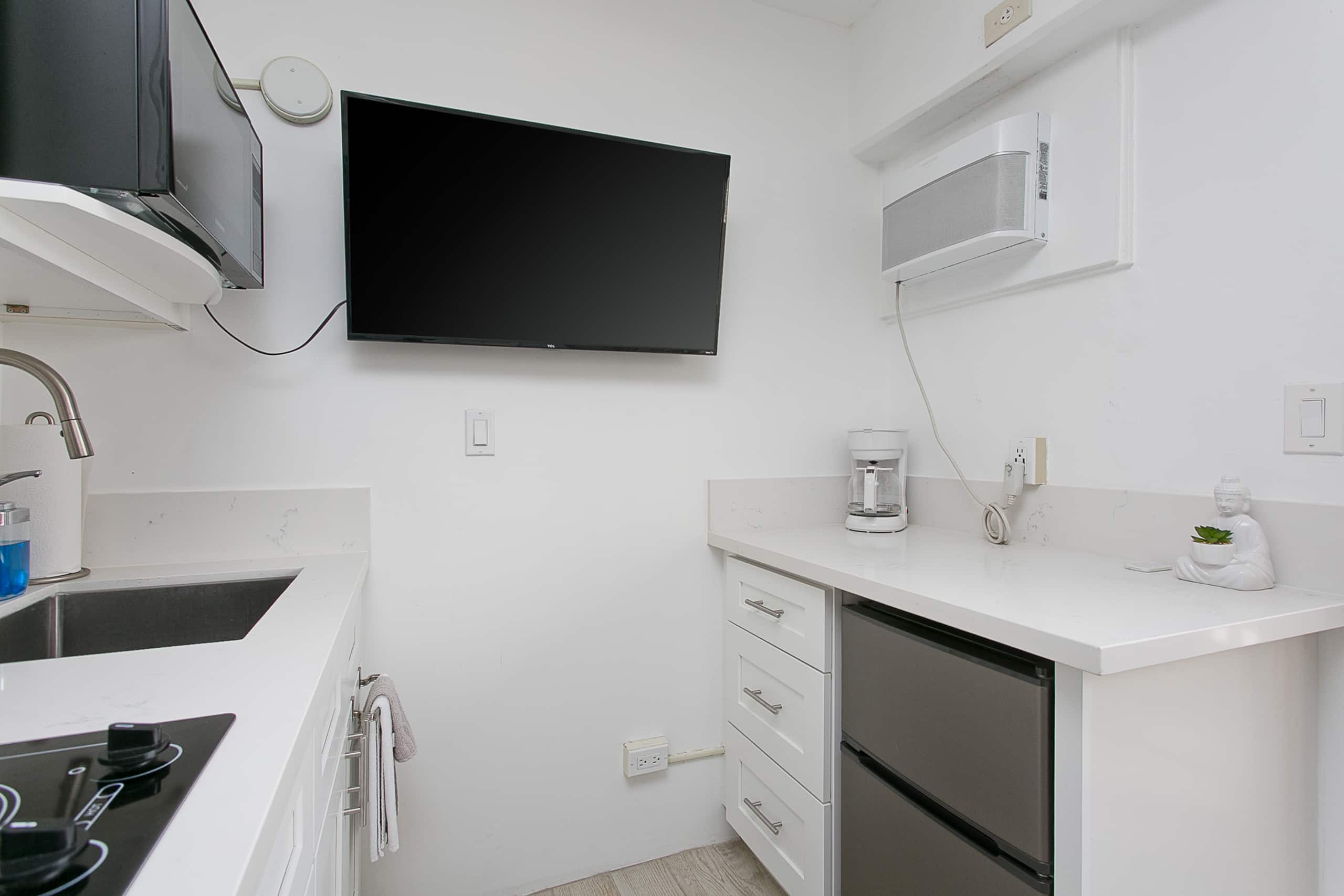 Condo in Honolulu · ★4.6 · 1 bedroom · 1 bed · 1 private bath - Image 2