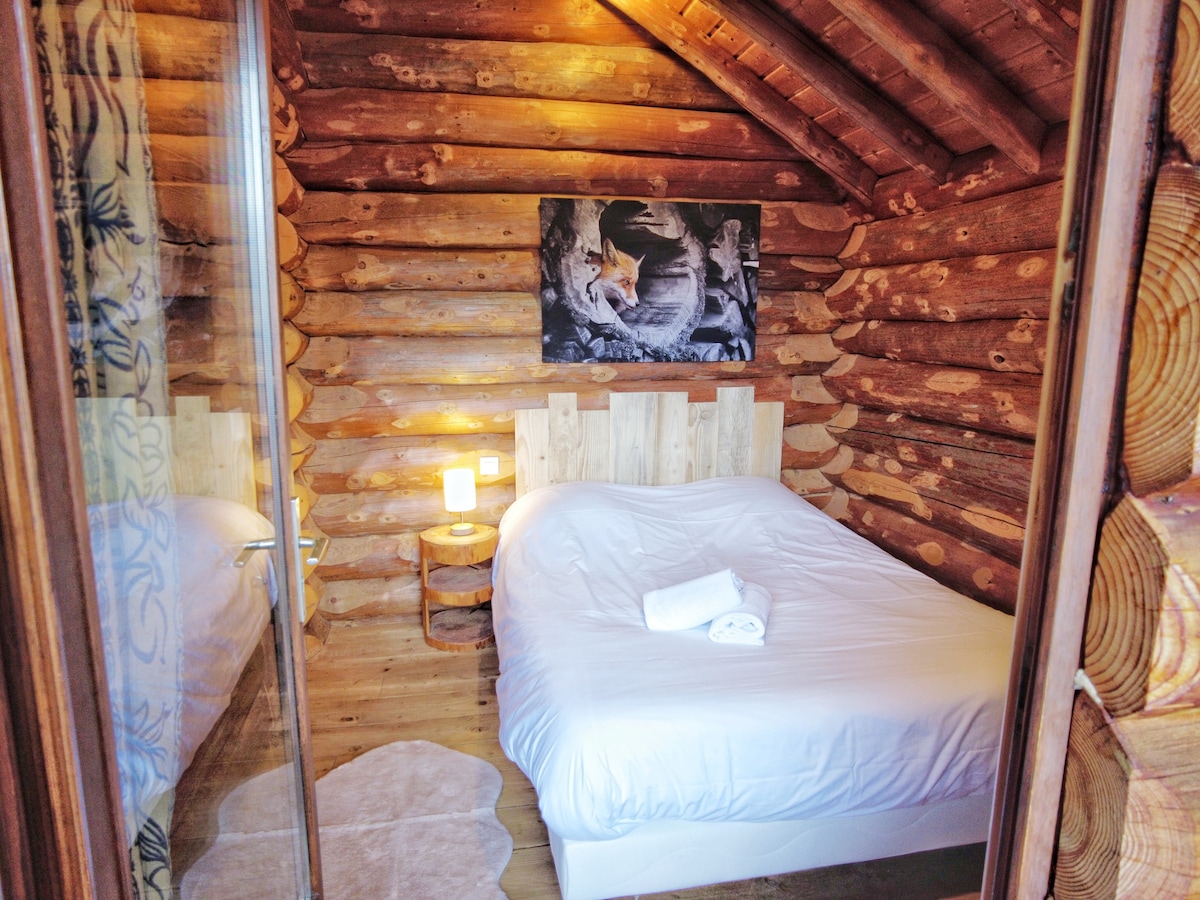 Spálňa 1: manželská posteľ 140 x 190; prístup na balkón s výhľadom