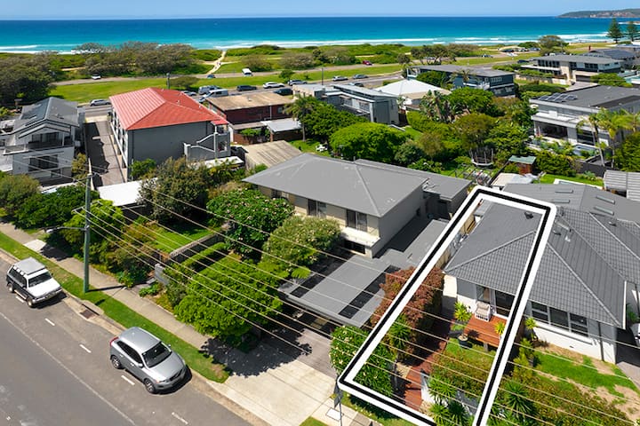 50 metres to beach, great seaside getaway!