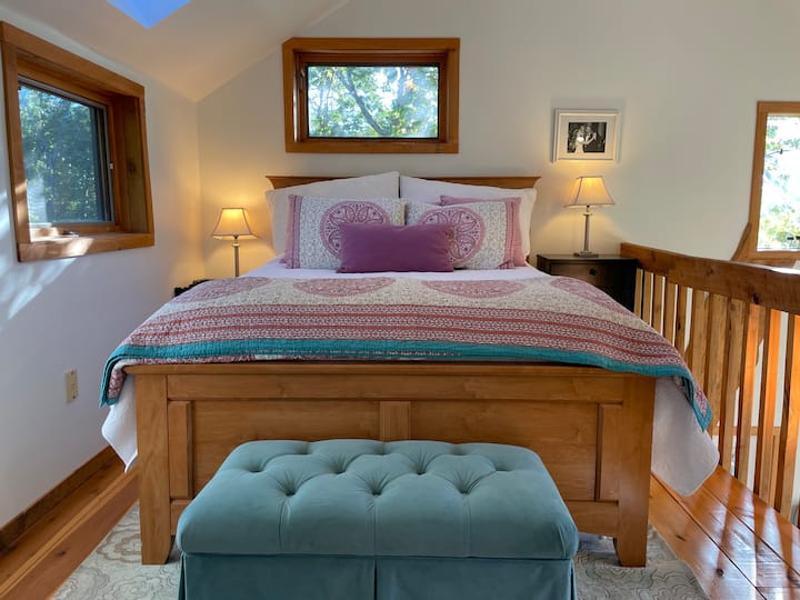 Брачен кревет со брачен кревет, во поткровјето.