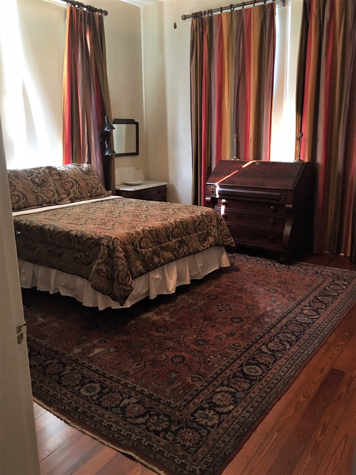 Amplia habitación con colchón de espuma viscoelástica tamaño queen 