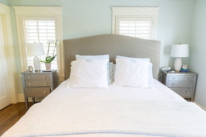 Primarna privatna spavaća soba s bračnim krevetom.