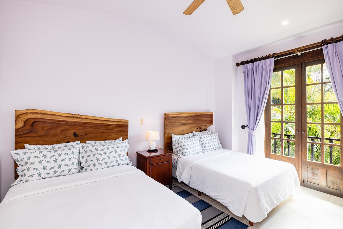 Dormitorio en el segundo piso con dos camas tamaño queen CR.