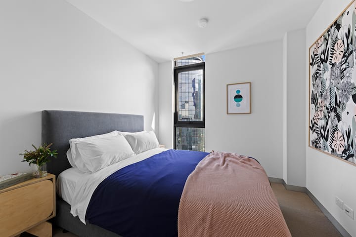 لقد قضينا الكثير من الوقت والجهد في جعل أسرتنا ووسائدنا مريحة وهي نفس الأسرّة التي ننام عليها بأنفسنا. وهي مصنوعة من الينابيع الجيب وأعلى الإسفنج المرن للنوم المثالي في الليل.