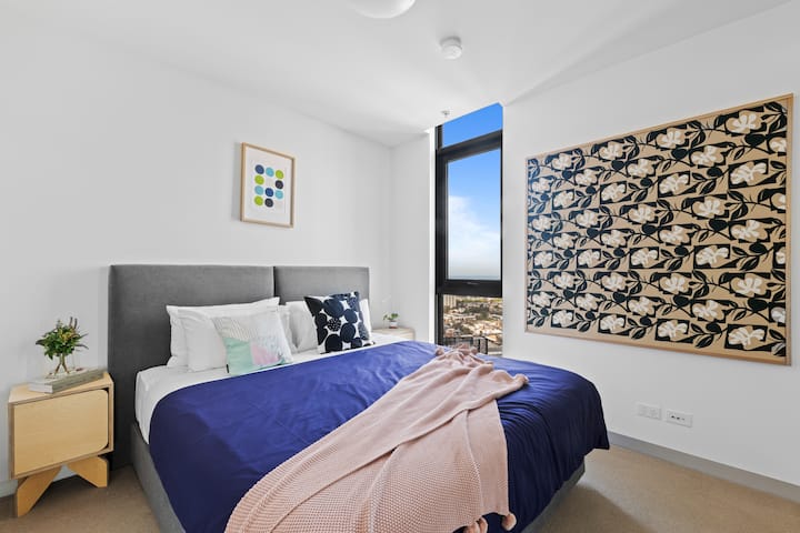 تحتوي غرفة النوم الثانية على سرير كينج يمكن تقسيمه إلى سريرين مفردين عند الطلب المسبق. يُرجى إخبارنا إذا كنت ترغب في تقسيمها :)