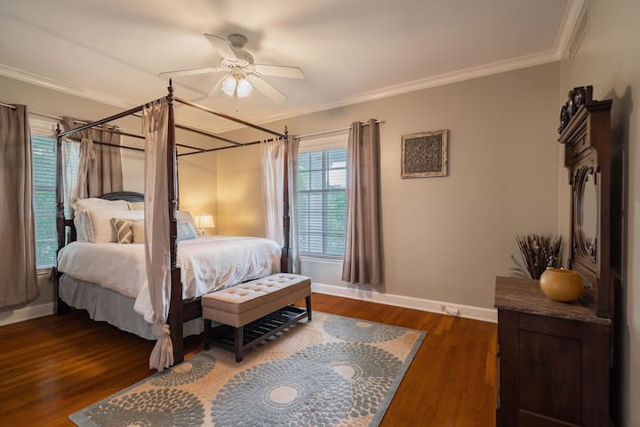 Dormitorio en la planta superior con colchón tamaño queen