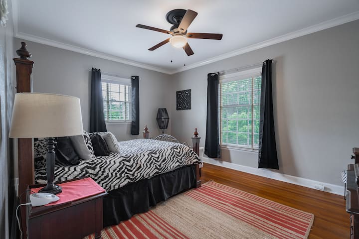 Dormitorio en planta alta con colchón tamaño queen.