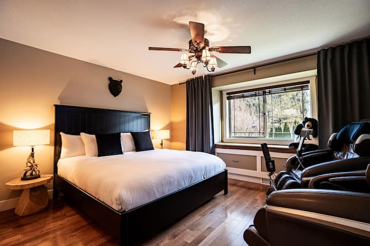 Veliki bračni krevet u glavnoj spavaćoj sobi + 2 stolice za masažu cijelog tijela bez gravitacije 