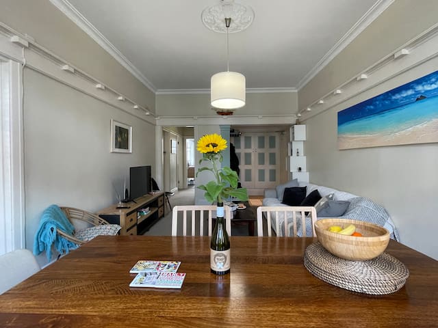 3 bedroom Art Deco flat in the heart of Manly