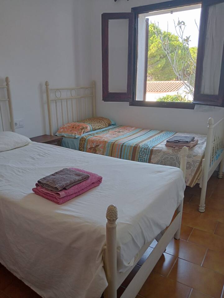 חדר שינה עם 2 חדרי שינה בקומה הראשונה.