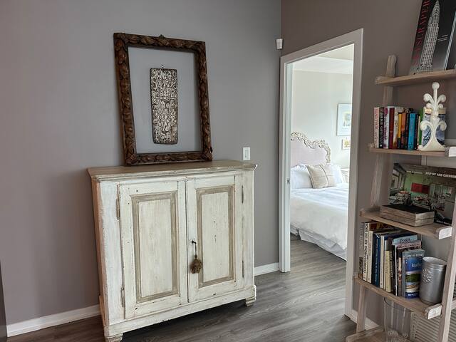 Luxury DT Condo, CN Tower views, 1 park, SuperHost gallery image 3