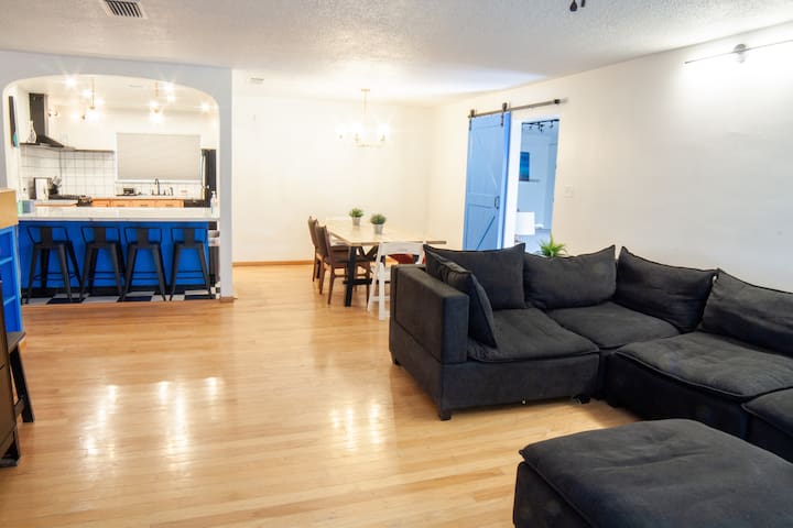 Artsy 1950s Downtown Vegas Home – Casa Bonita