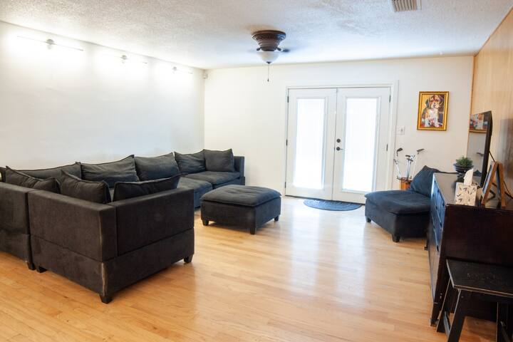 Artsy 1950s Downtown Vegas Home – Casa Bonita gallery image 3