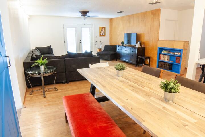 Artsy 1950s Downtown Vegas Home – Casa Bonita gallery image 4