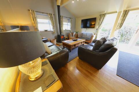 Clarks Cottage private parking, 4 min walk to pubs