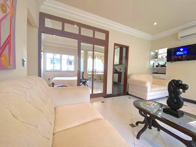 Next to beach and metro! Great Ipanema beach house gallery image 2